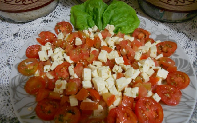 Salada de tomate e queijo minas