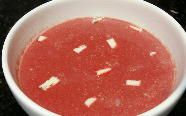 Sopa de beterraba com gorgonzola e gengibre