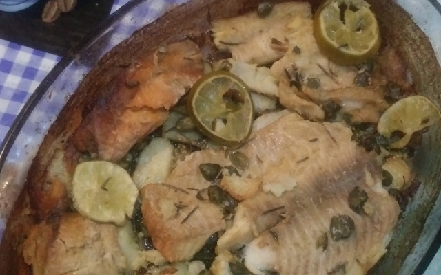 Salmão ao curry e alcaparras