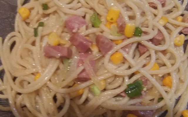 Macarrão com bacon e linguiça