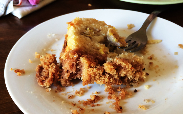 Bolo de banana com farofa