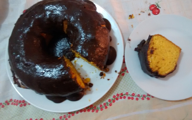 Bolo de cenoura com calda de chocolate que derrete na boca