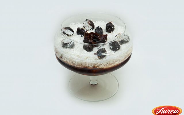 Creme gemado com doce de ameixa - Áurea