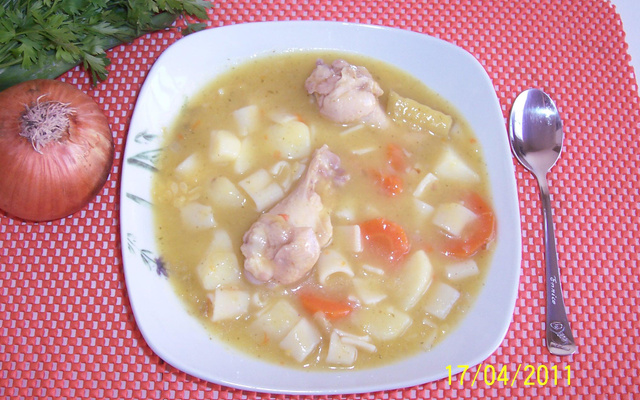 Caldo de mandioquinha com coxinha de frango, legumes e macarrão