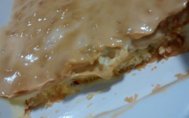 Pavê de creme com doce de leite e pêssegos