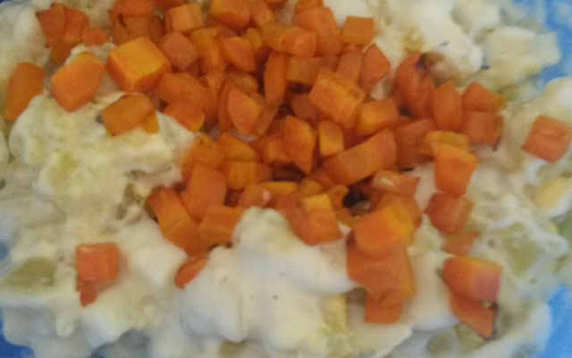 Salada de batata com cenoura refogada ao molho branco