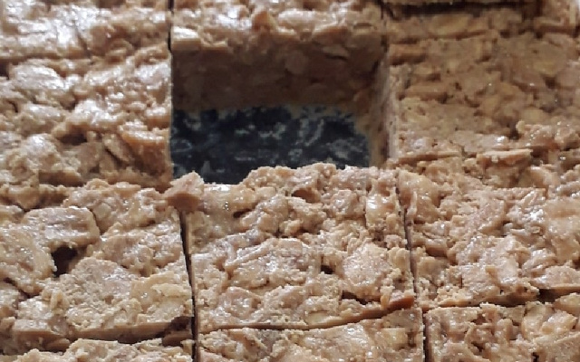 Pé de moleque de leite condensado