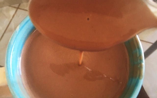 Chocolate quente de achocolatado com flocos crocantes