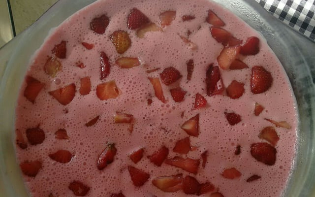 Gelatina cremosa com morangos