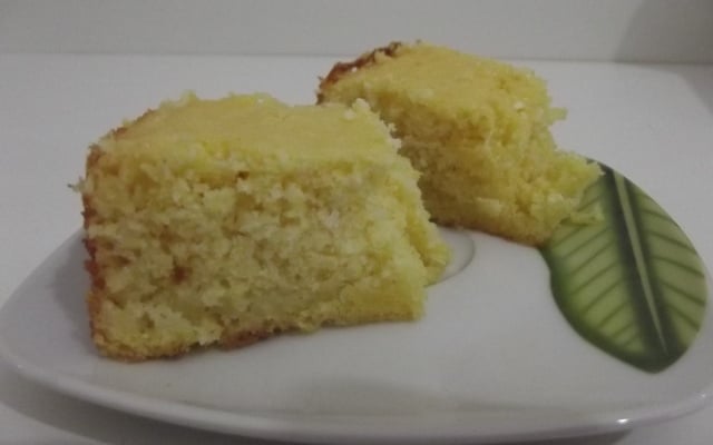 Bolo de fubá com queijo e coco