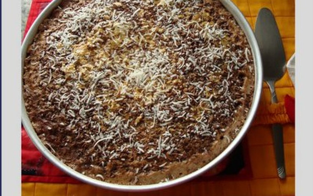 Bolo mesclado de coco e chocolate do Lúcio Cezar