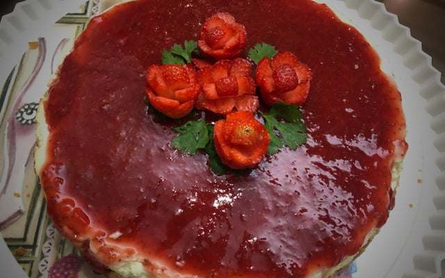 Cheesecake com molho de morangos
