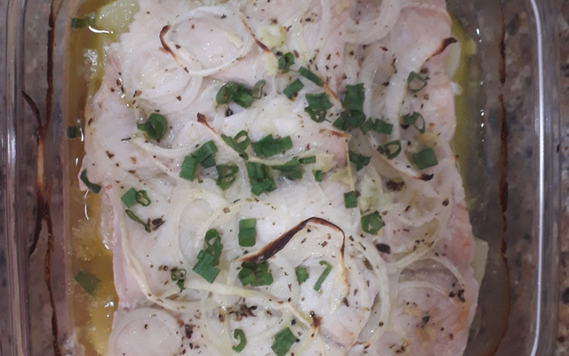 Filé de linguado assado com batatas