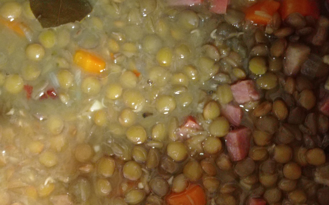 Lentilha com linguiça calabresa e bacon