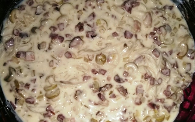 Macarronada ao molho branco com bacon e calabresa