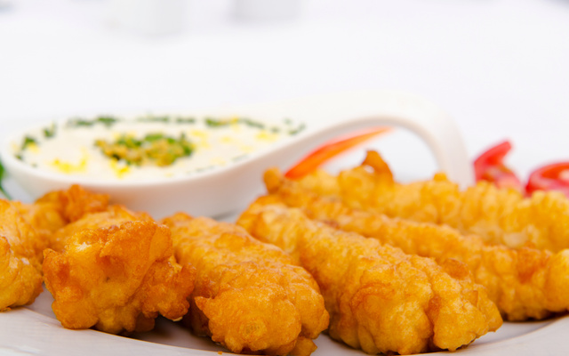 Espetinho de frango empanado