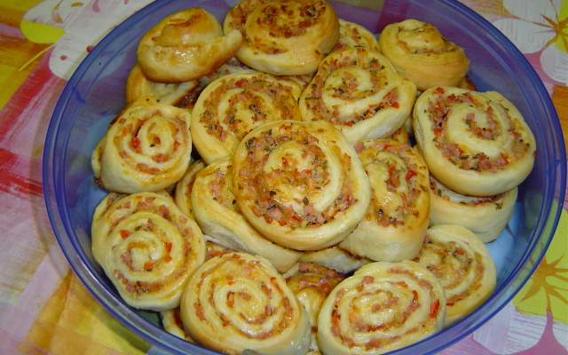 Caracóis de presunto e queijo