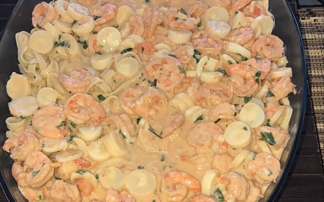 Talharim ao molho de camarão no vinho branco