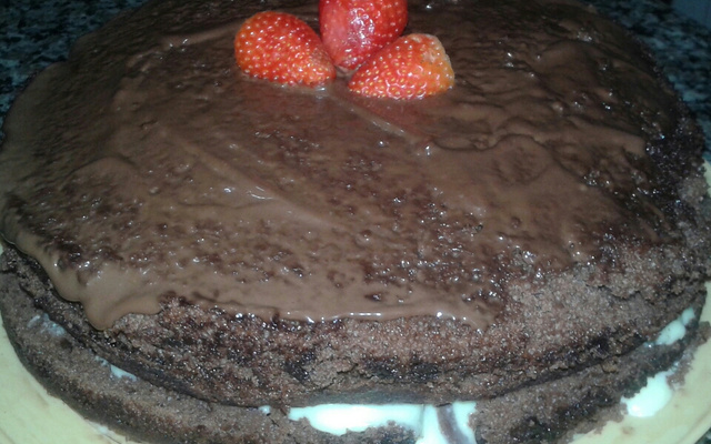 Bolo de chocolate com cobertura de morango do amor