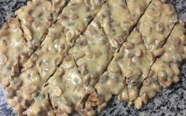 Pé de moleque de leite condensado