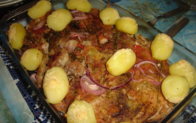 Atum ao forno com batatas gratinadas
