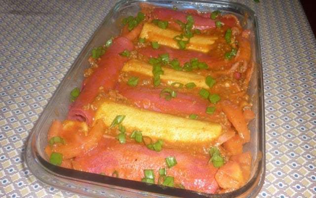 Panquecas coloridas ao molho