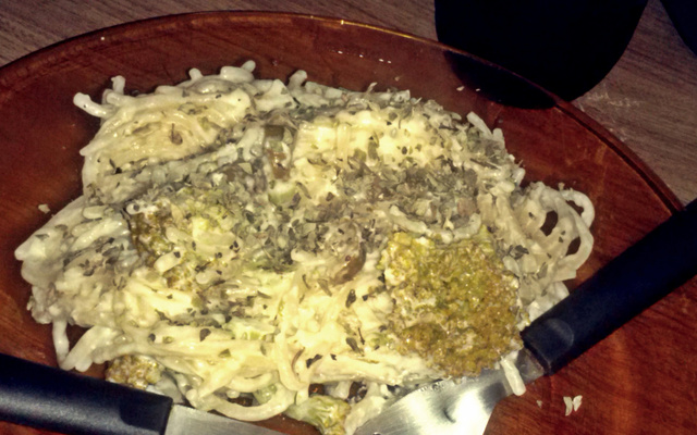 Espaguete ao molho de polenguinho com brócolis da Nay