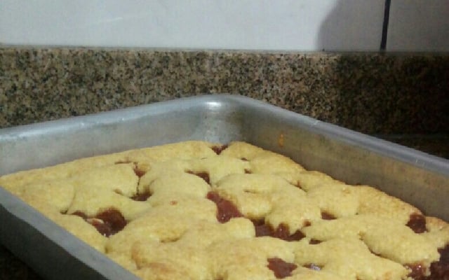 Bolo de fubá com goiabada