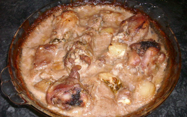 Coxa de frango no creme de cebola