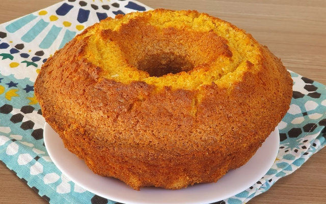 Bolo de milho sem glúten fofinho desenformado