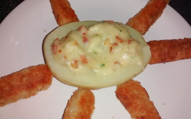 Batata recheada com requeijão e bacon