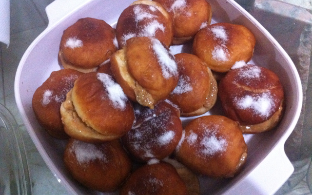 Sonho com recheio de doce de leite