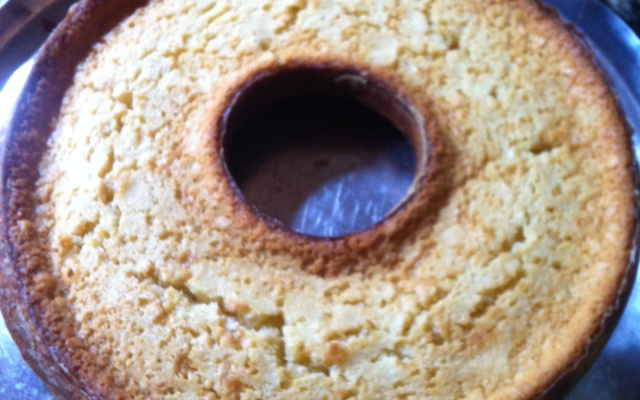 Bolo de apim cru e coco