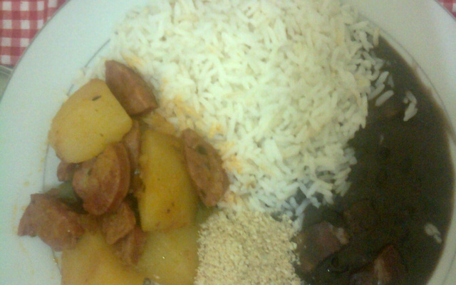 Ensopadinho de calabresa com batata na panela de pressão