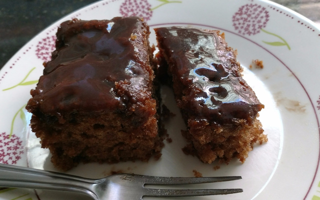 Delicioso bolo de chocolate com cobertura