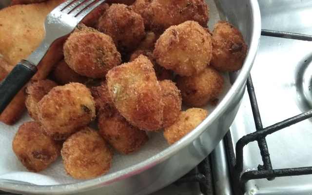 Bolinho de batata com bacalhau