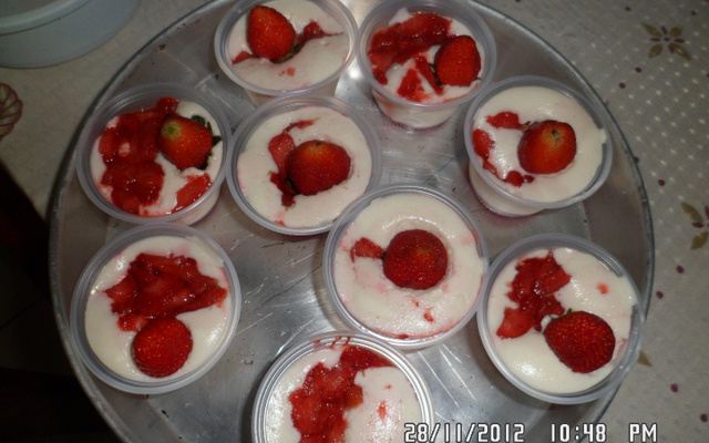 Sobremesa rápida de morango com creme