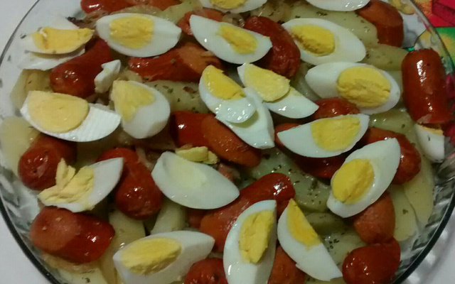 Salada quente de salsicha com batata
