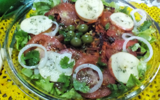 Salada tropical de verão