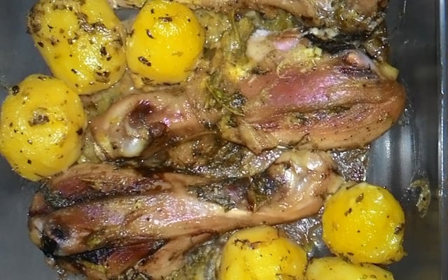 Coxa de frango assada com batatas