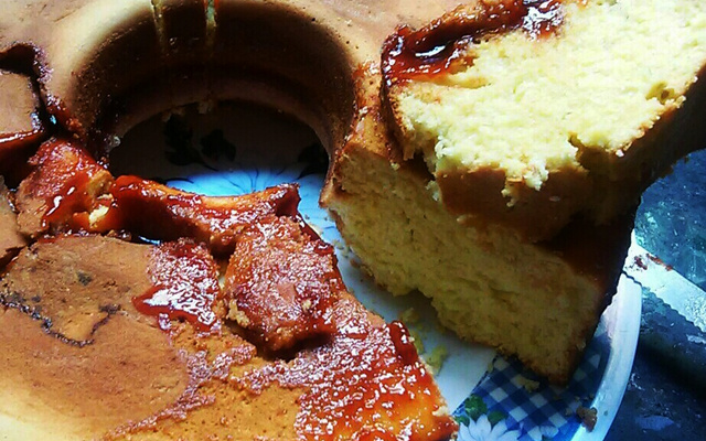 Bolo de fubá com goiabada