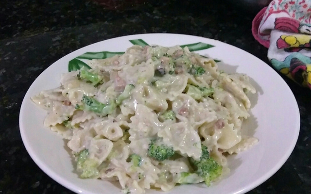 Macarrão com brócolis e creme branco