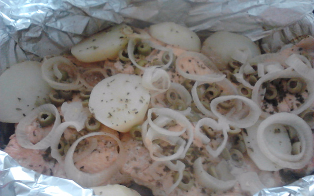 Salmão assado ao molho cítrico e de alcaparras