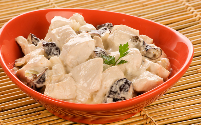 Cubos de frango com ameixa