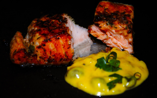 Salmão ao molho de maracujá