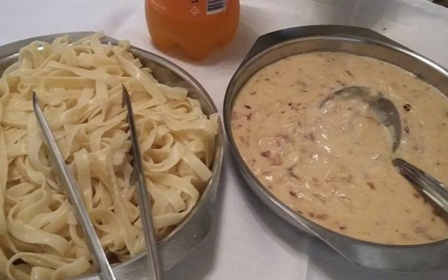 Macarrão ao molho de creme de cebola
