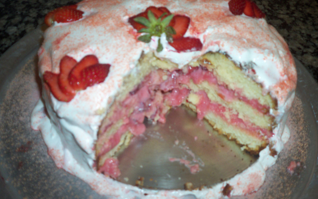 Bolo de morango e marshmallow