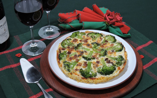 Pizza de macarrão com brócolis