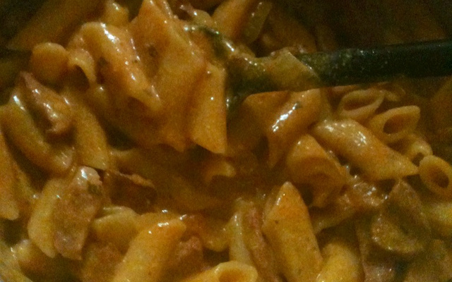 Macarrão na pressão com linguiça