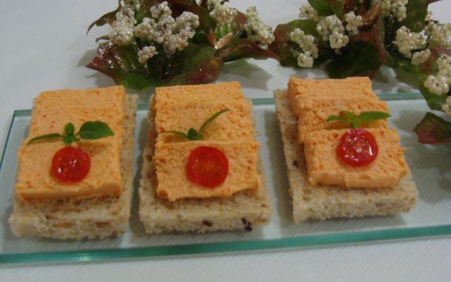 Canapés com mousse de salmão com pimentão da Abima